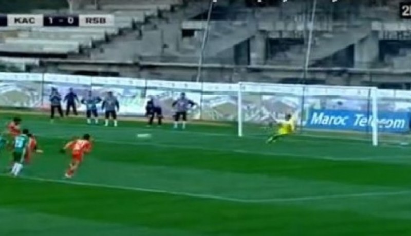 بالفيديو.. حارس يتصدى لركلة جزاء ويغمى عليه