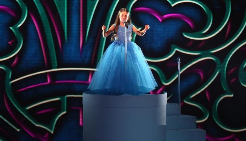 الطّفلة إيمان بيشة نجمة آراب غوت تالنت ونجوى كرم تهديها شيء لا يصدّق