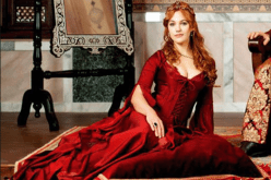 بالفيديو.. السلطانة هيام في مكّة بالحجاب تتكلّم العربية وهكذا ردّت على معجبة كانت معها