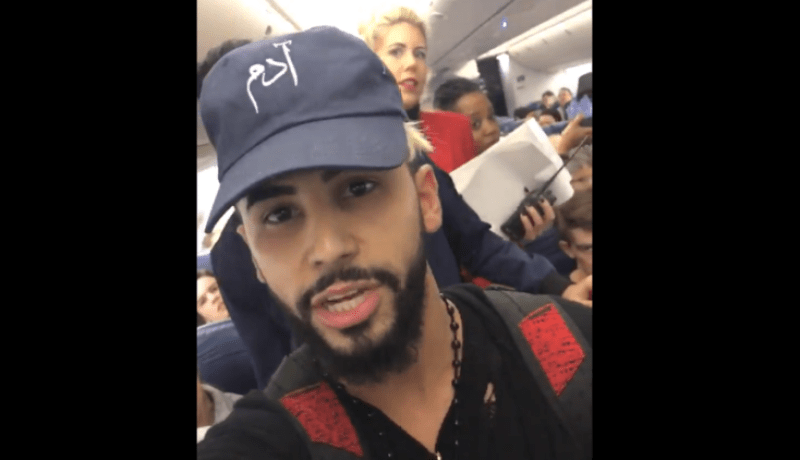 بالفيديو.. إنزال نجم اليوتوب من طائرة أمريكية بسبب تكلمه بالعربية