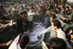 آلاف المتظاهرين في ميدان التحرير بالقاهرة للمطالبة برحيل مبارك