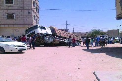 حفرة عملاقة تبتلع شاحنة محملة بالرمال في ورڤلة