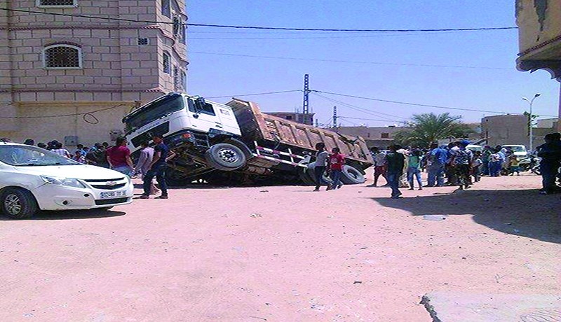 حفرة عملاقة تبتلع شاحنة محملة بالرمال في ورڤلة