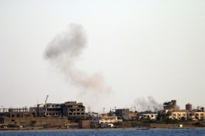 بالفيديو.. لحظة استهداف طائرة حربية ليبية في بنغازي