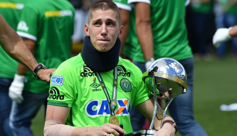 شاهد.. حارس شابيكوينسي البرازيلي يبكي الجمهور في أول ظهور له