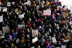 بالفيديو.. مظاهرات في مطارات أمريكية ضد قرارات ترامب بمنع المسلمين من دخول بلاده