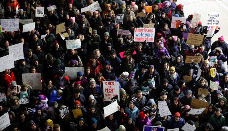 بالفيديو.. مظاهرات في مطارات أمريكية ضد قرارات ترامب بمنع المسلمين من دخول بلاده