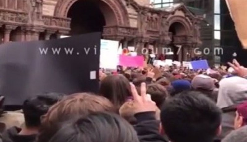 بالفيديو.. رفع الأذان من إحدى الكنائس الأمريكية إحتجاجا على قرار ترامب