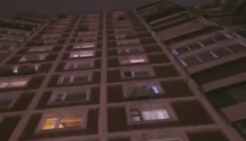 بالفيديو.. سقطت من الطابق الـ14 وبقيت على قيد الحياة