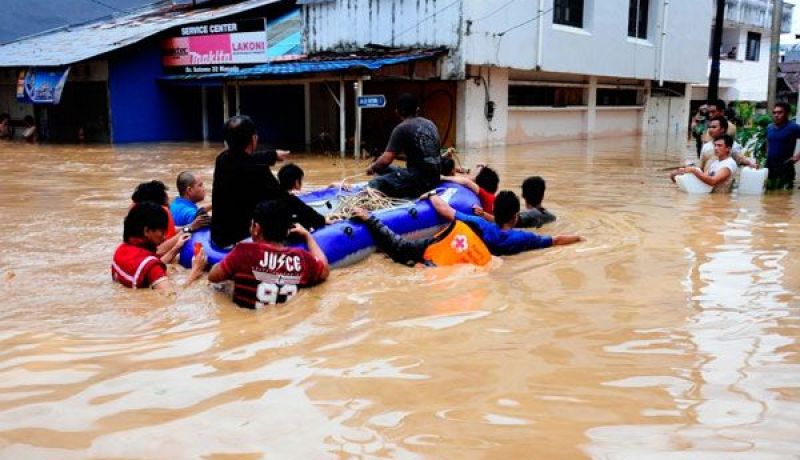 هلاك 4 أشخاص جراء انهيارات أرضية وفيضانات في اندونسيا