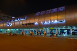 بالفيديو تكدس المسافرين في مطار القاهرة بسبب الجوية السعودية