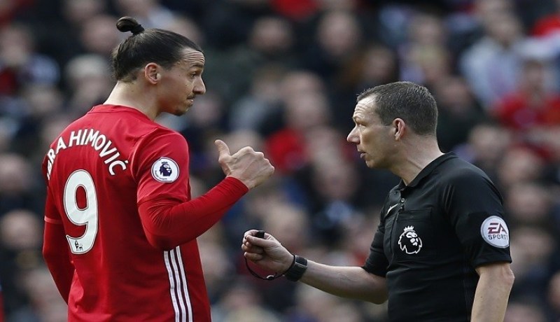 بالفيديو..مدافع يدوس رأس إبراهيموفيتش أثناء المباراة