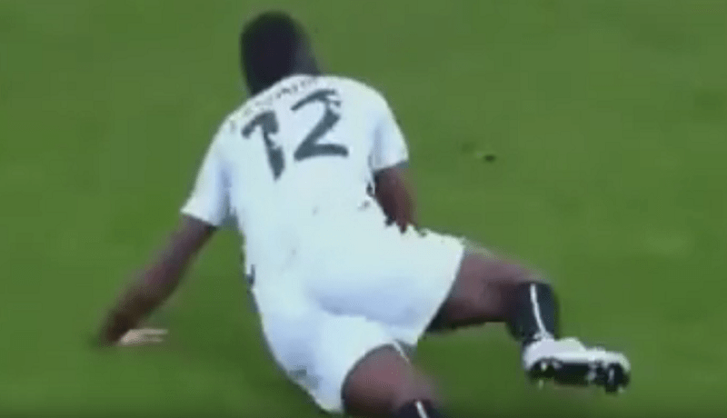 بالفيديو.. لاعب يفقد وعيه ويركض بطريقة غريبة في الملعب