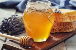 إليك ما تفعله لجسمك ملعقة من عسل النحل قبل النوم
