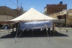 مواطنون يحتجون على السكن بنصب خيمة عزاء في تندوف