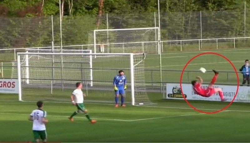 بالفيديو.. مدافع يسجل أجمل هدف في التاريخ ضد مرماه