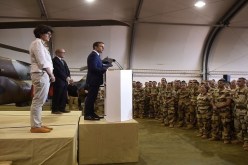 ماكرون يتوعد بالقضاء على الإرهاب في مالي