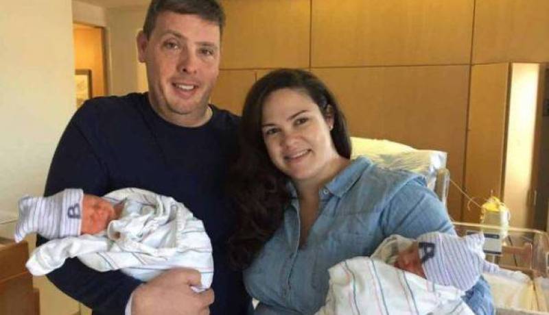 ولد قبل شقيقه التوأم بنصف ساعة لكنّه أصغر منه كيف ذلك