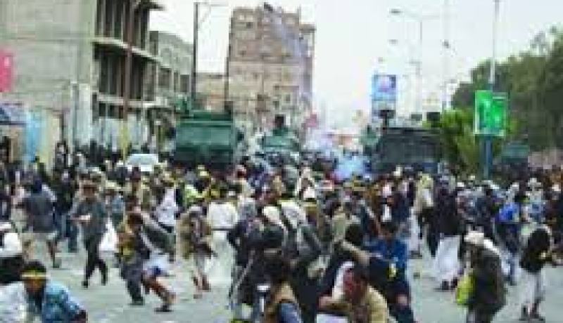إصابات جراء إطلاق المسلحين الحوثيين الرصاص لتفريق مظاهرة مناهضة لهم في صنعاء