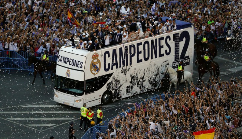 بالفيديو.. أبطال أوروبا يحتفلون بالفوز في شوارع مدريد