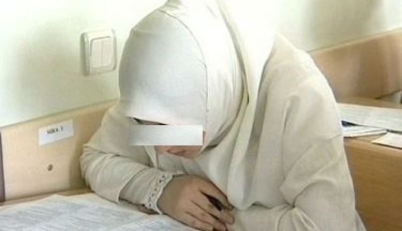 أستاذ فرنسي يخلع ملابسه احتجاجا على وجود محجبة في فصله