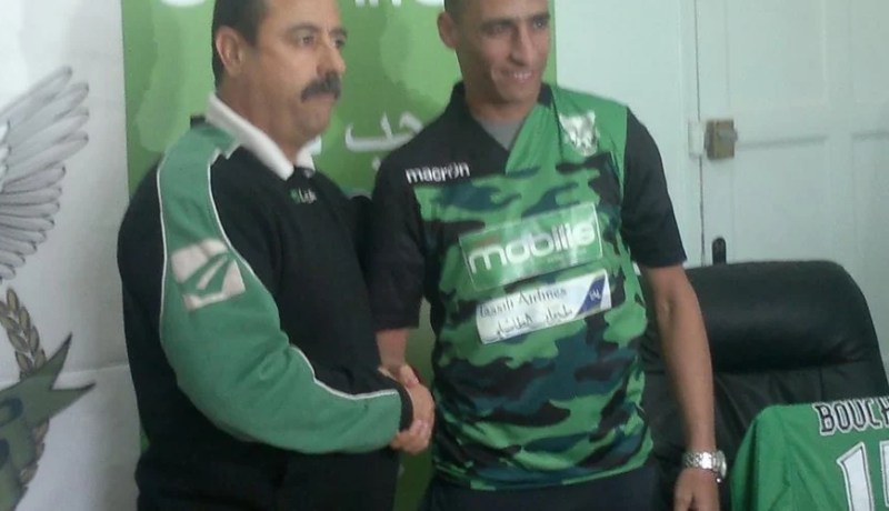 شباب قسنطينة يطرد لاعبه بوشريط