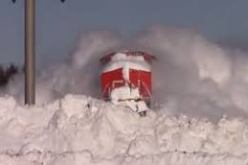 بالفيديو قطار يتحدى الثلوج  ويخترقها