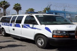 شرطي اسرائيلي يسرق منزل مواطن فلسطيني اثناء عملية تفتيشه