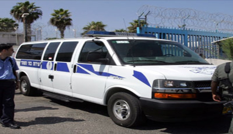 شرطي اسرائيلي يسرق منزل مواطن فلسطيني اثناء عملية تفتيشه