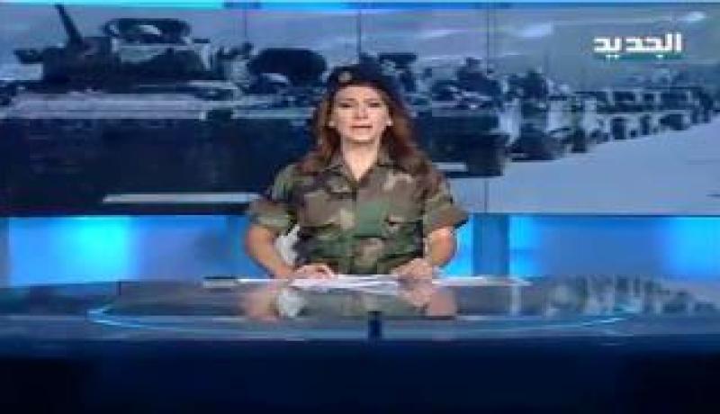 مذيعة لبنانية ترتدي الزي العسكري خلال تقديم النشرة الأخبارية
