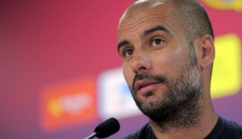 غوارديولا يبلغ لاعبي برشلونة برحيله