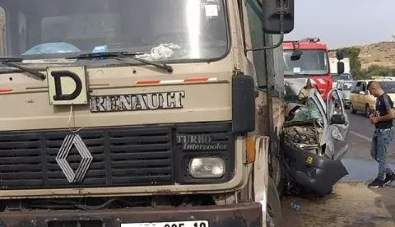 عين الدفلى : قتيل وجريح في حادث إصطدام سيارة بشاحنة في جليدة