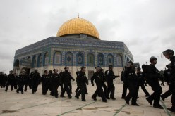 مستوطنون يقتحمون المسجد الأقصى تحت حماية قوات الإحتلال