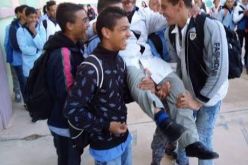 شاهد كيف ودع التلاميذ معلمهم بعد إحالته على التقاعد