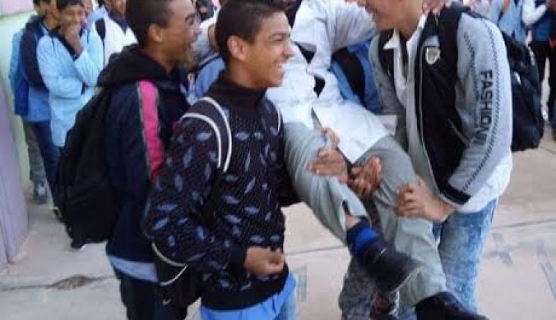 شاهد كيف ودع التلاميذ معلمهم بعد إحالته على التقاعد