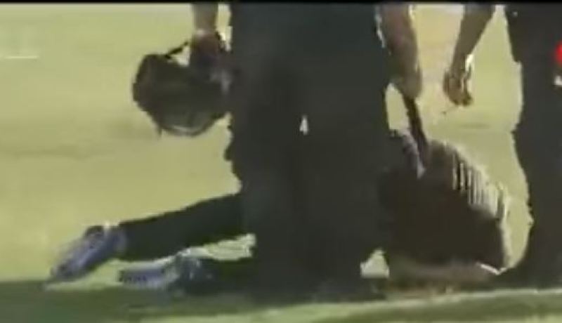 بالفيديو.. لاعبون يشبعون مدربهم ضربا بسبب خسارتهم