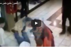 بالفيديو.. عجوز يطرح لص مجوهرات أرضا بركلة