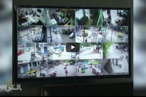 بالفيديو.. لص يسطو على ضحية حادث مرور ويتركه ممددا دون مساعدة