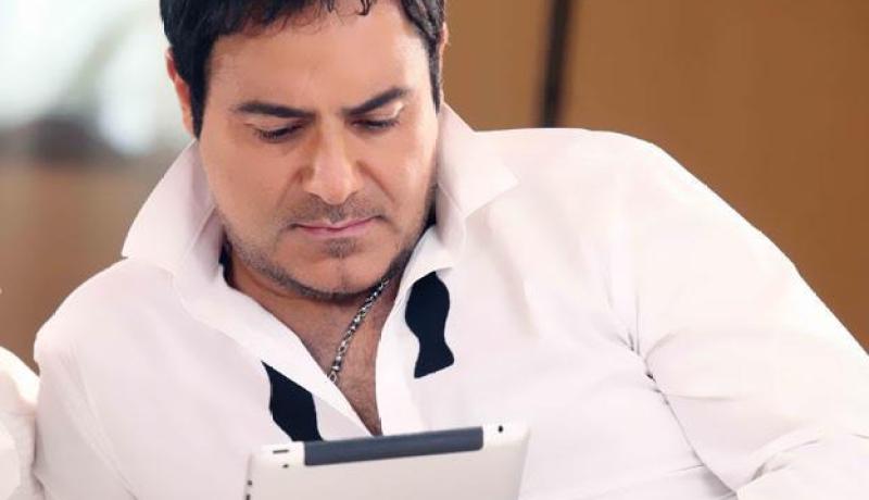 بالصور ..عاصي الحلاني يؤدي مناسك العمرة