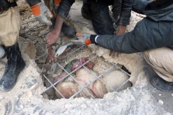 سورية فى الـ80 من عمرها تخرج حية بعد احتجازها تحت الأنقاض 3أيام