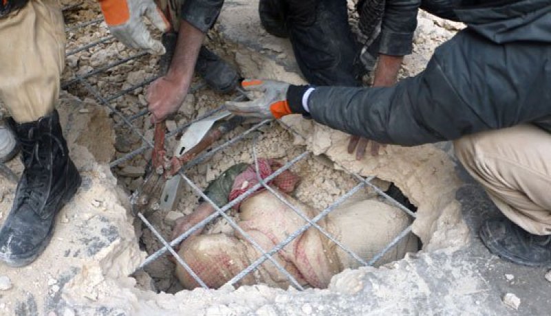 سورية فى الـ80 من عمرها تخرج حية بعد احتجازها تحت الأنقاض 3أيام