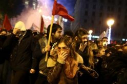 بالصور.. اليونانيون يحتجون أثناء زيارة أوباما ويحرقون العلم الأمريكي