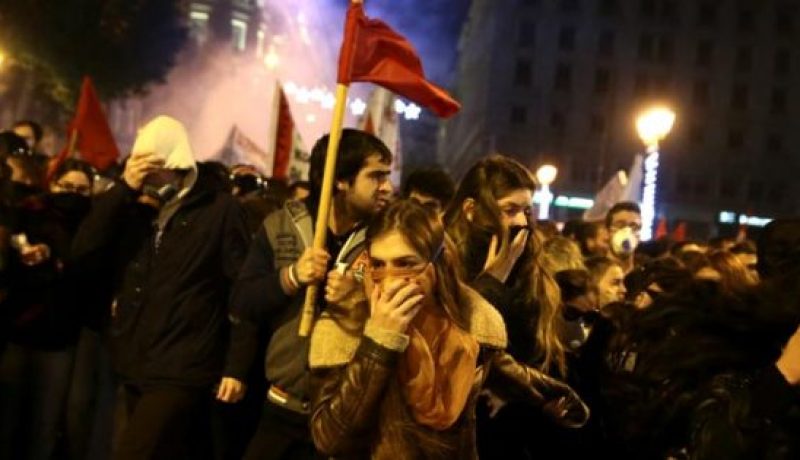 بالصور.. اليونانيون يحتجون أثناء زيارة أوباما ويحرقون العلم الأمريكي