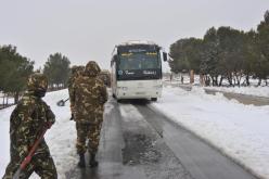 صور لقوات الجيش أثناء فك العزلة عن مناطق غطتها الثلوج