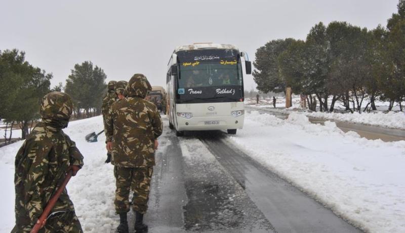 صور لقوات الجيش أثناء فك العزلة عن مناطق غطتها الثلوج