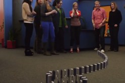 عندما يتحول 10.000 ايفون 5 الى لعبة دومينو