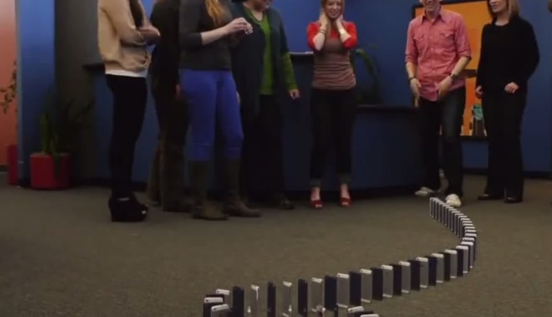 عندما يتحول 10.000 ايفون 5 الى لعبة دومينو