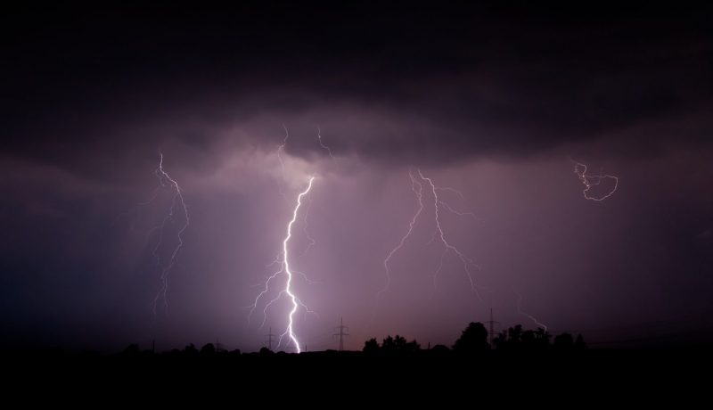 هلاك 23 شخصا بسبب الصواعق الرعدية في االهند