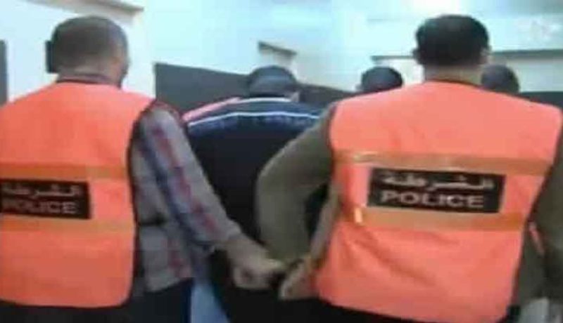 بالفيديو.. شاب يعتدي على والده بطريقة وحشية ويحاول ذبحه