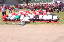 أنصار الوفاق والشباب يؤدون صلاة الظهر جماعة بـ 5 جويلية